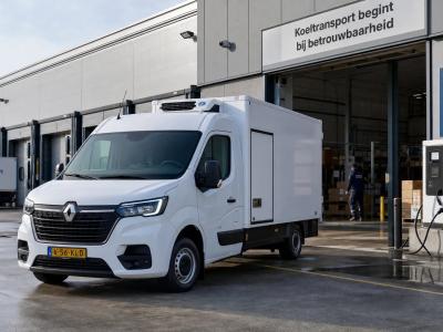 Een Renault Master koelwagen staat op een distributieterrein voor dagelijks gekoeld transport.