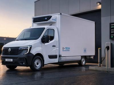 Een brede conceptuele buitenopname van een Renault Master als koelwagen op een logistiek terrein bij schemerlicht, met de nadruk op de combinatie van geïsoleerde opbouw, elektrische koeling en betrouwbare inzet. De wagen staat gesloten en klaar voor vertrek naast een compact laadpunt en een subtiele temperatuurmonitor, zodat het beeld vooral gaat over toekomstbestendig geconditioneerd transport zonder werkplaats- of adviesscène. Geen personen in beeld, met een rustige zakelijke sfeer en duidelijke focus op de complete koeloplossing.