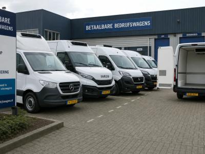 Een verkoopterrein met tweedehands koelwagens laat zien waar je een gebruikte koelwagen kunt kiezen en inspecteren.