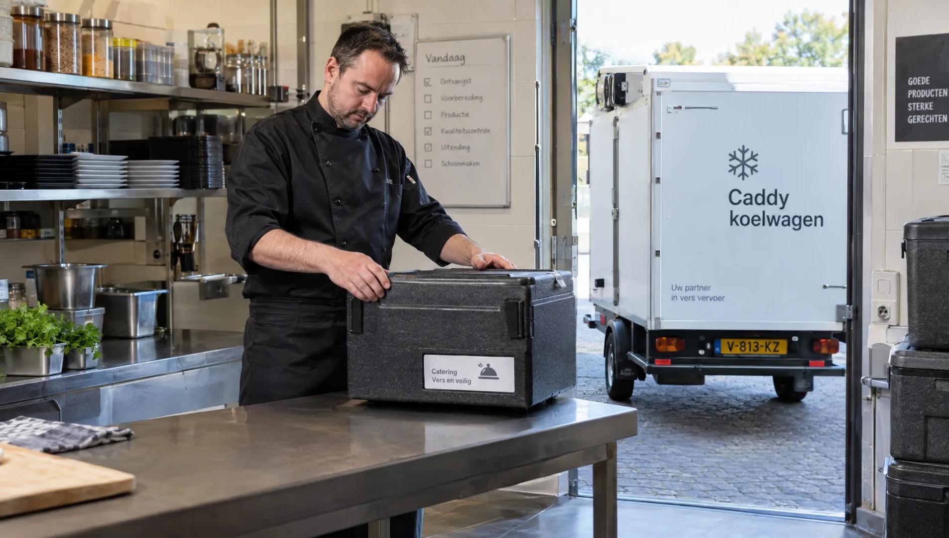 Een cateraar controleert een afgesloten voedselcontainer bij de achteringang, terwijl een Caddy koelwagen klaarstaat voor gekoelde stadsleveringen.